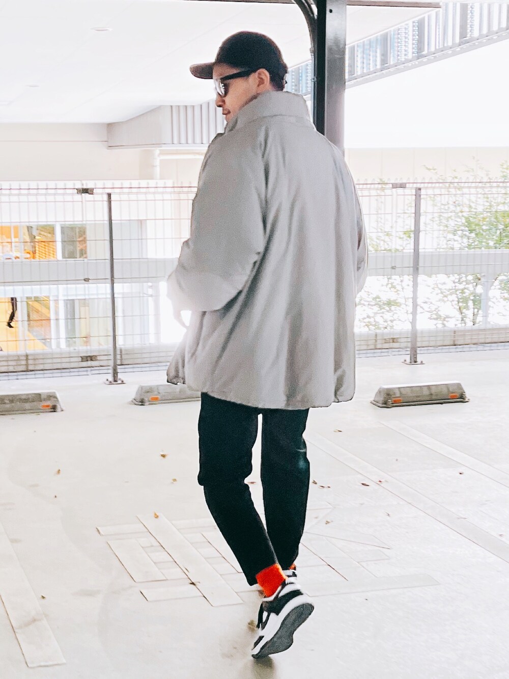 「キャップ、ジェットキャップ、supreme、ミリタリージャケット、level7、ECWCS、スウェット、スラックス、GU、オレンジ、NIKE、dunk、ストリート、古着MIX、streetstyle」｜「Supreme のアイテム（キャップ、ブラック系）」を使った、91さん（メンズ・173cm）の冬コーディネートの3枚目の写真