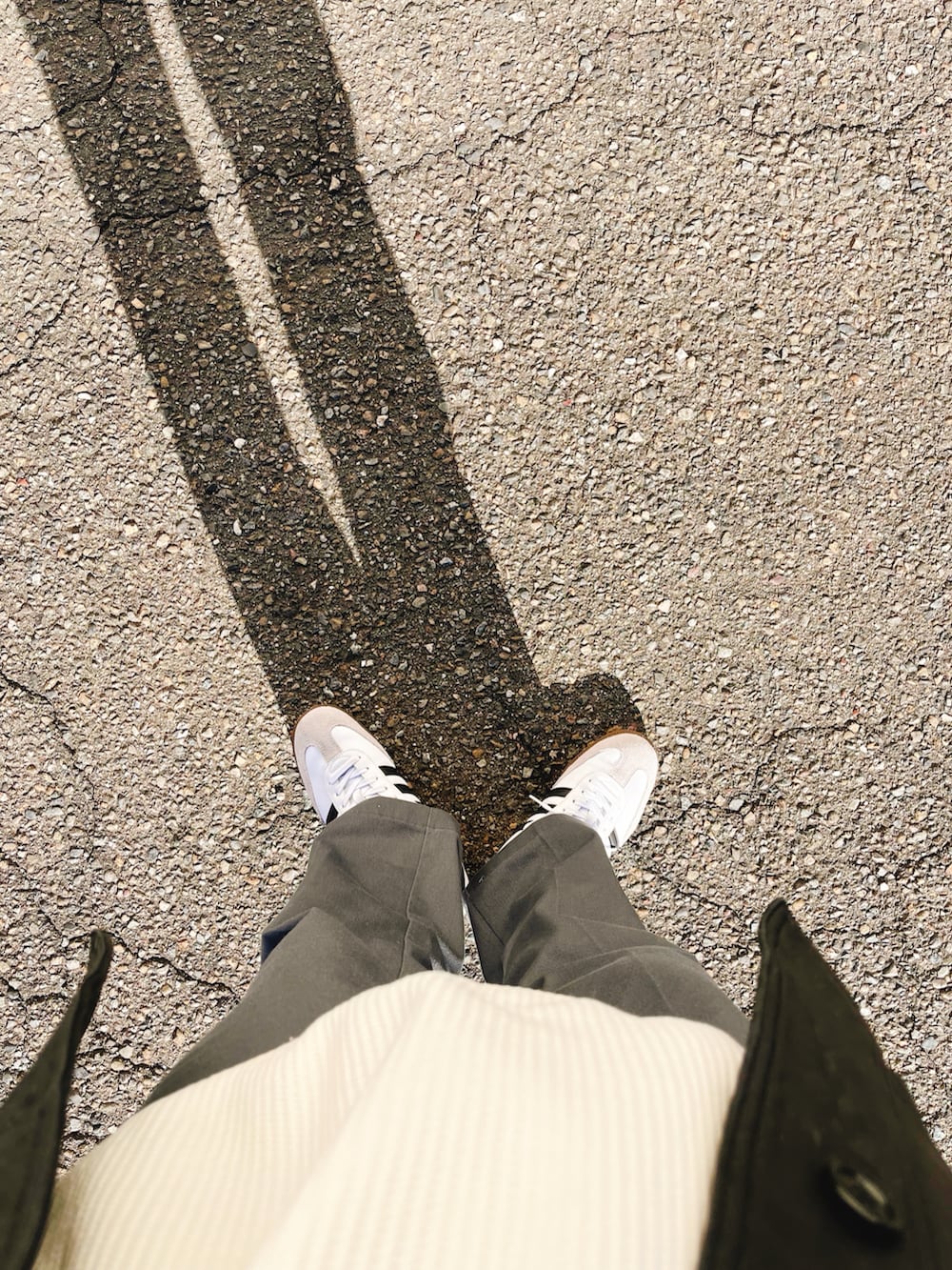 ブラック系のジャケット/アウター、グレー系のパンツ、ホワイト系のスニーカーを着用したメンズの冬コーディネートの3枚目の写真