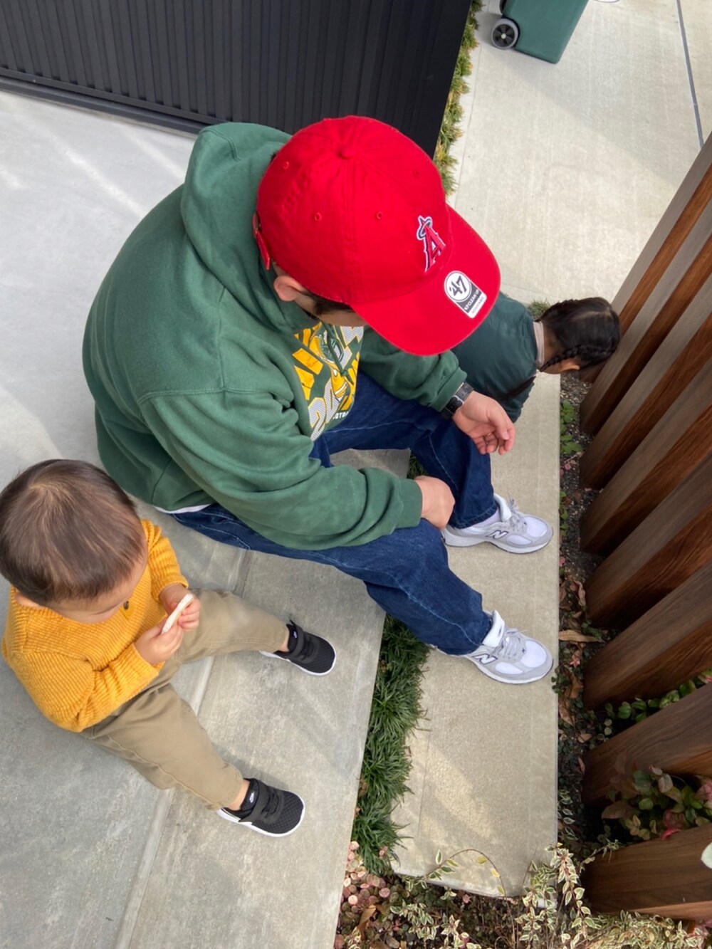 グリーン系のスウェット、グレー系のスニーカーを着用したキッズの冬コーディネートの2枚目の写真