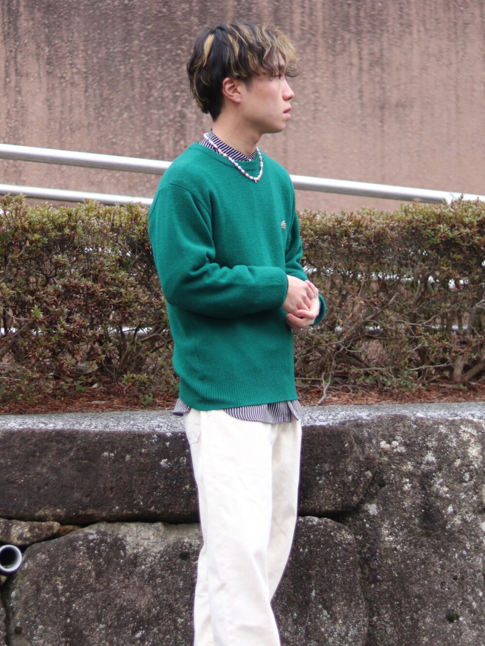 「休日スタイル、冬のコーデ、ニット、LACOSTE、GU、converse、緑、白パンツ、黄色、シャツ、ネックレス」｜「LACOSTEのアイテム（トップス、グリーン系）」を使った、kanataさん（メンズ・165cm）の冬コーディネートの3枚目の写真