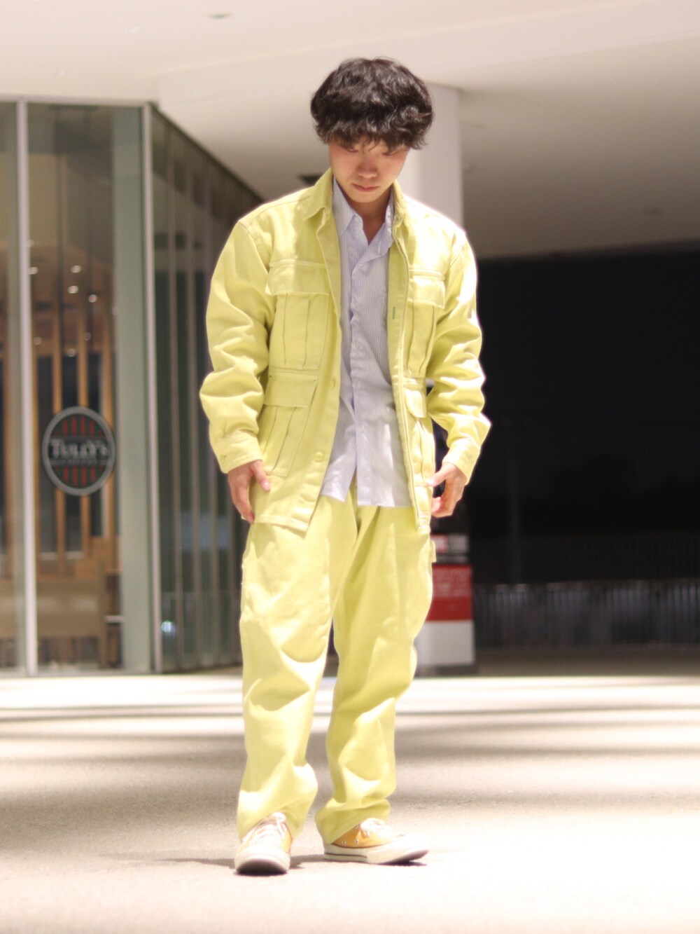 「セットアップ、シャツ、converse、冬コーデ、オーバーサイズ、休日スタイル、XLARGE、おしゃれさんと繋がりたい、黄色コーデ」|「XLARGEのOVERDYED MILITARY JACKET(ブルゾン、イエロー系)」を使った、kanataさん(メンズ・165cm)の秋コーディネートの2枚目の写真