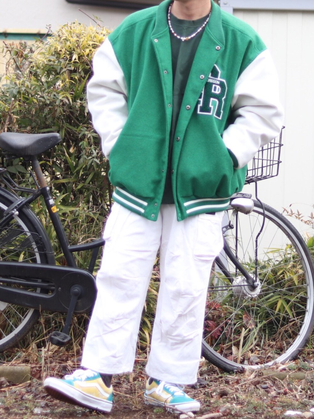 「春コーデ、今日のコーデ、ビックシルエット、低身長コーデ、WEGO、VANS、緑、白パンツ、スニーカー、ファッションの力を信じよう」｜「WEGOのWEGO/メルトンワッペンスタジャン（スタジャン、グリーン系）」を使った、kanataさん（メンズ・165cm）の冬コーディネートの2枚目の写真