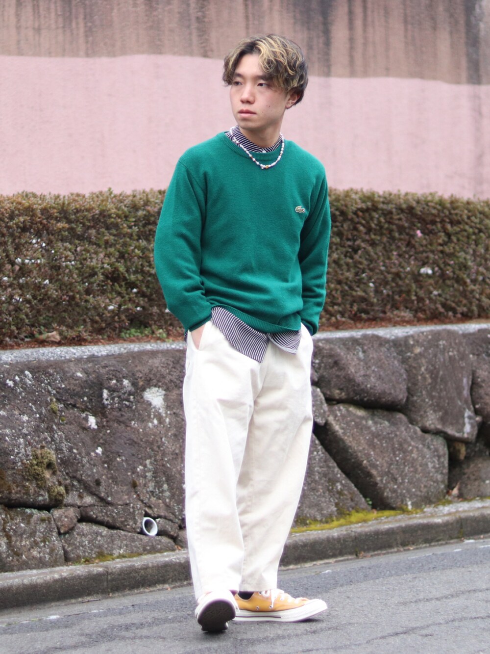 「休日スタイル、冬のコーデ、ニット、LACOSTE、GU、converse、緑、白パンツ、黄色、シャツ、ネックレス」｜「LACOSTEのアイテム（トップス、グリーン系）」を使った、kanataさん（メンズ・165cm）の冬コーディネートの2枚目の写真