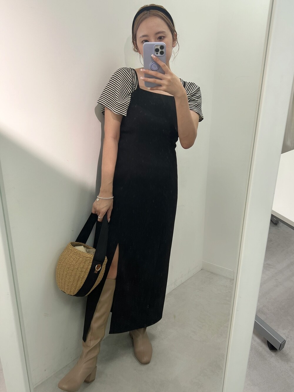 ブラック系のワンピース、その他のバッグ、ブラック系のTシャツ/カットソーを着用したレディースの夏コーディネートの2枚目の写真