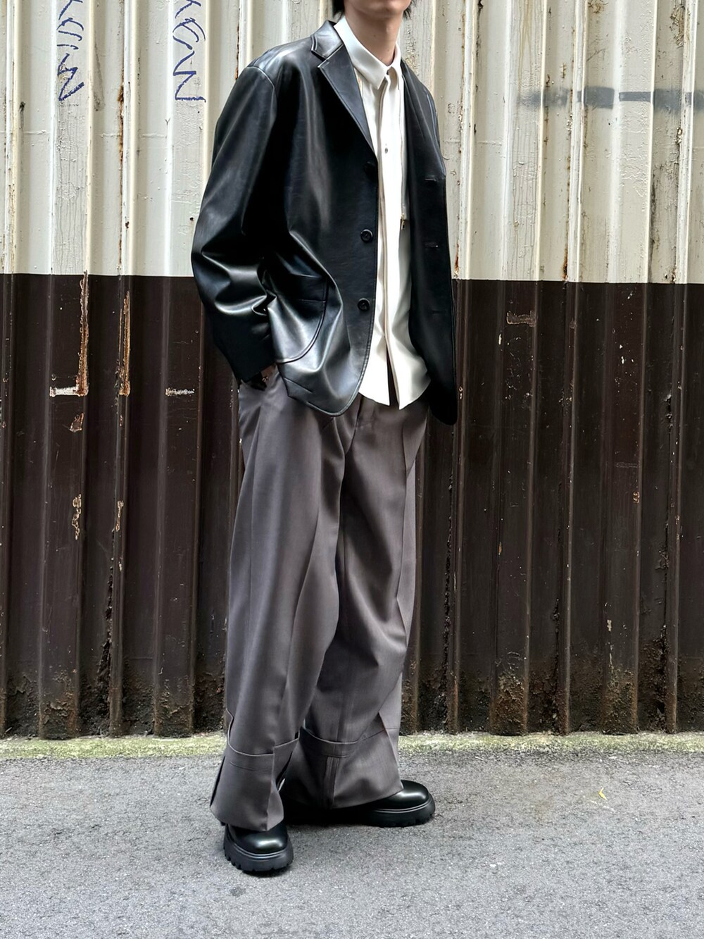 グレー系のその他パンツ、ブラック系のブーツ、ホワイト系のシャツ/ブラウスを着用したメンズの秋コーディネートの2枚目の写真