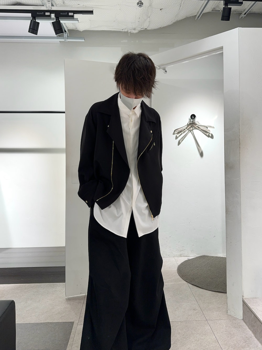 ブラック系のシャツ/ブラウス、ホワイト系のシャツ/ブラウス、ブラック系のパンツを着用したメンズの秋コーディネートの2枚目の写真