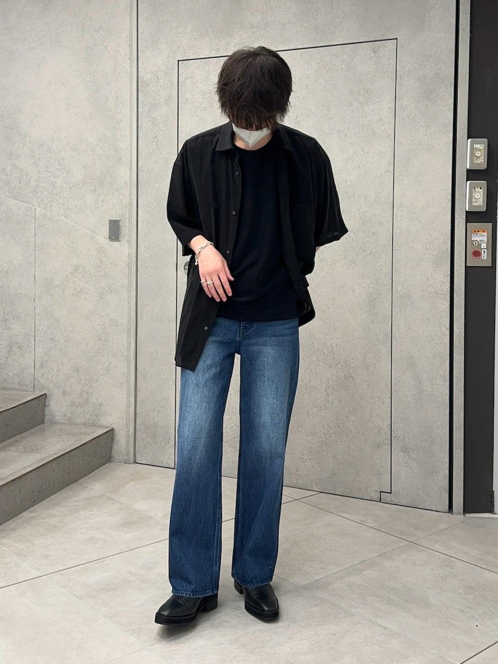 ブラック系のシャツ/ブラウス、ブルー系のデニムパンツ、ブラック系のドレスシューズを着用したメンズの夏コーディネートの2枚目の写真