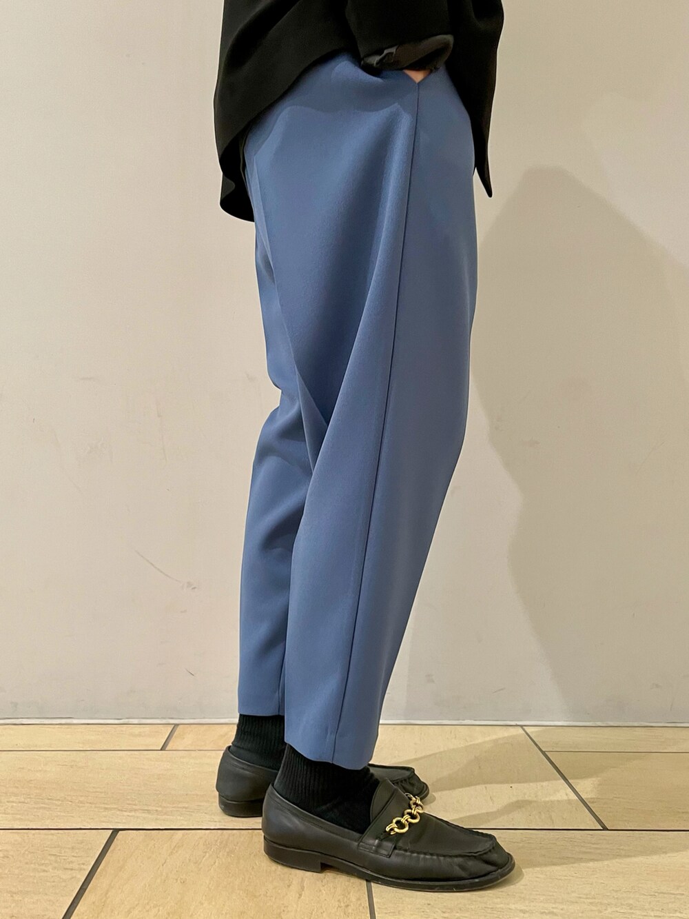 ブラック系のテーラードジャケット、ブルー系のスラックス、ブラック系のその他を着用したメンズの春コーディネートの5枚目の写真