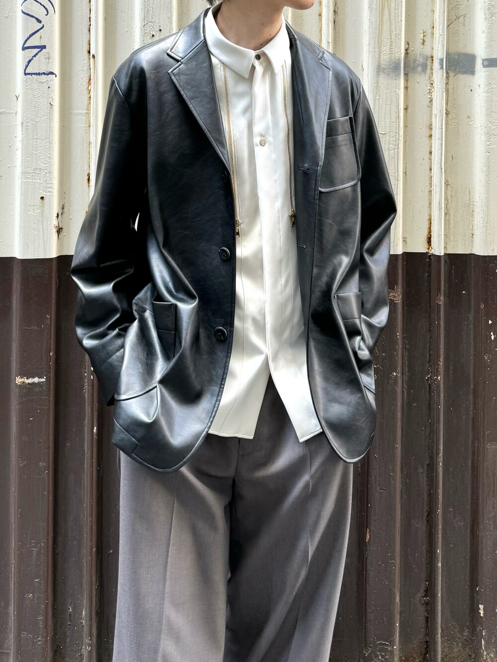 グレー系のその他パンツ、ブラック系のブーツ、ホワイト系のシャツ/ブラウスを着用したメンズの秋コーディネートの3枚目の写真