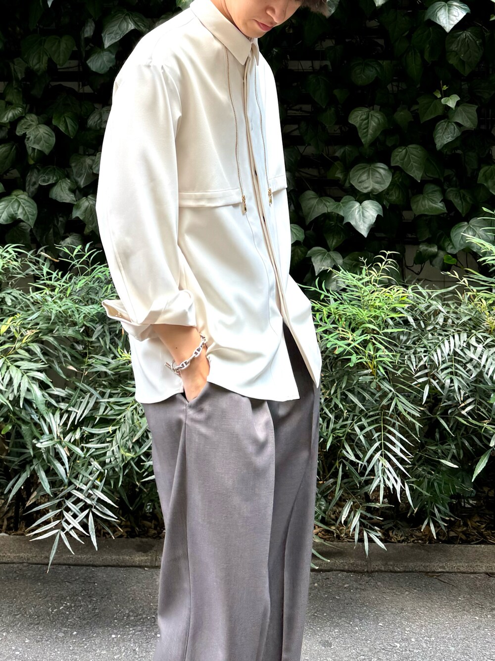 ホワイト系のシャツ/ブラウス、グレー系のその他パンツ、ブラック系のその他を着用したメンズの秋コーディネートの4枚目の写真