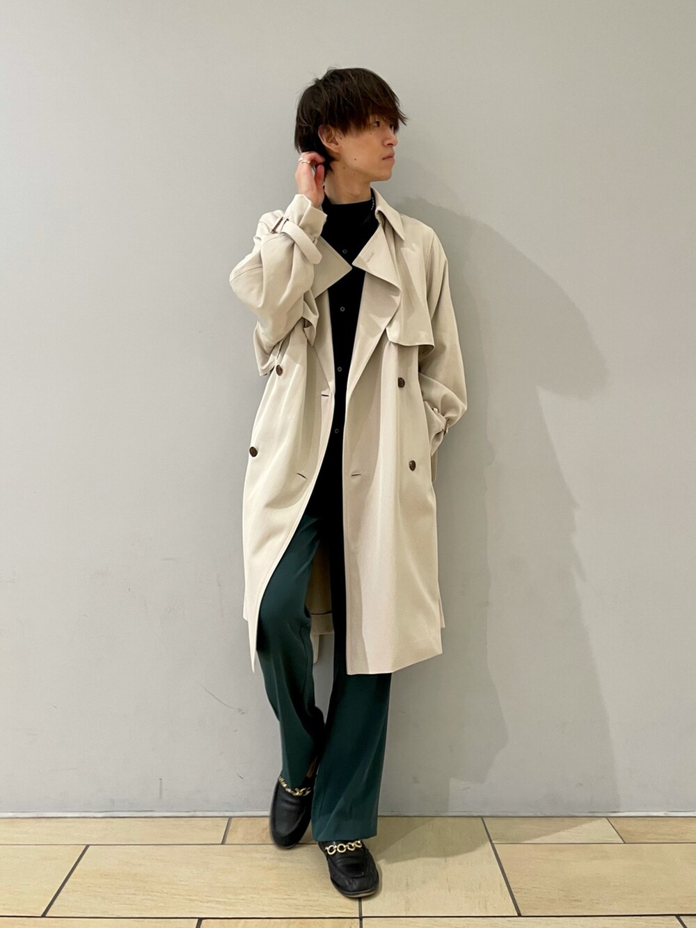 グリーン系のスラックス、ブラック系のシャツ/ブラウス、ベージュ系のその他アウターを着用したメンズの夏コーディネートの2枚目の写真