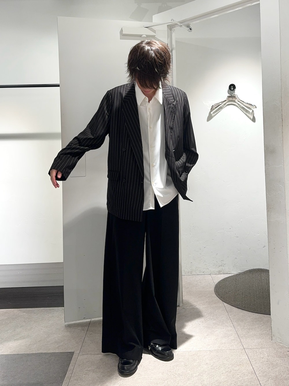 ホワイト系のシャツ/ブラウス、ブラック系のテーラードジャケット、ブラック系のその他を着用したメンズの夏コーディネートの3枚目の写真