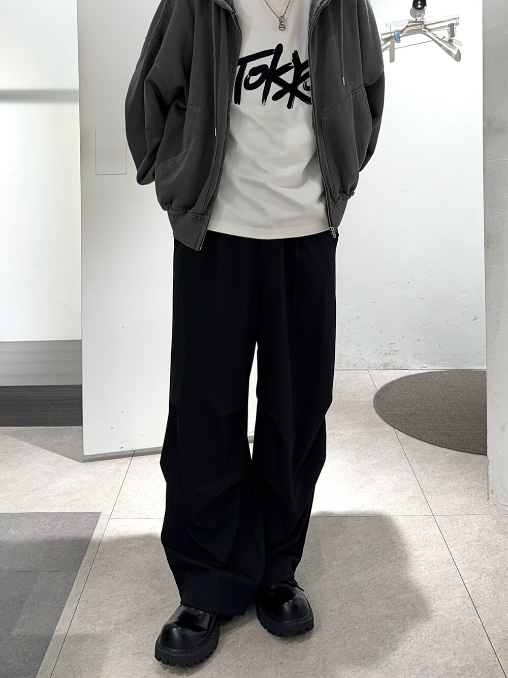 ホワイト系のTシャツ/カットソー、グレー系のパーカー、ブラック系のその他パンツを着用したメンズの夏コーディネートの2枚目の写真