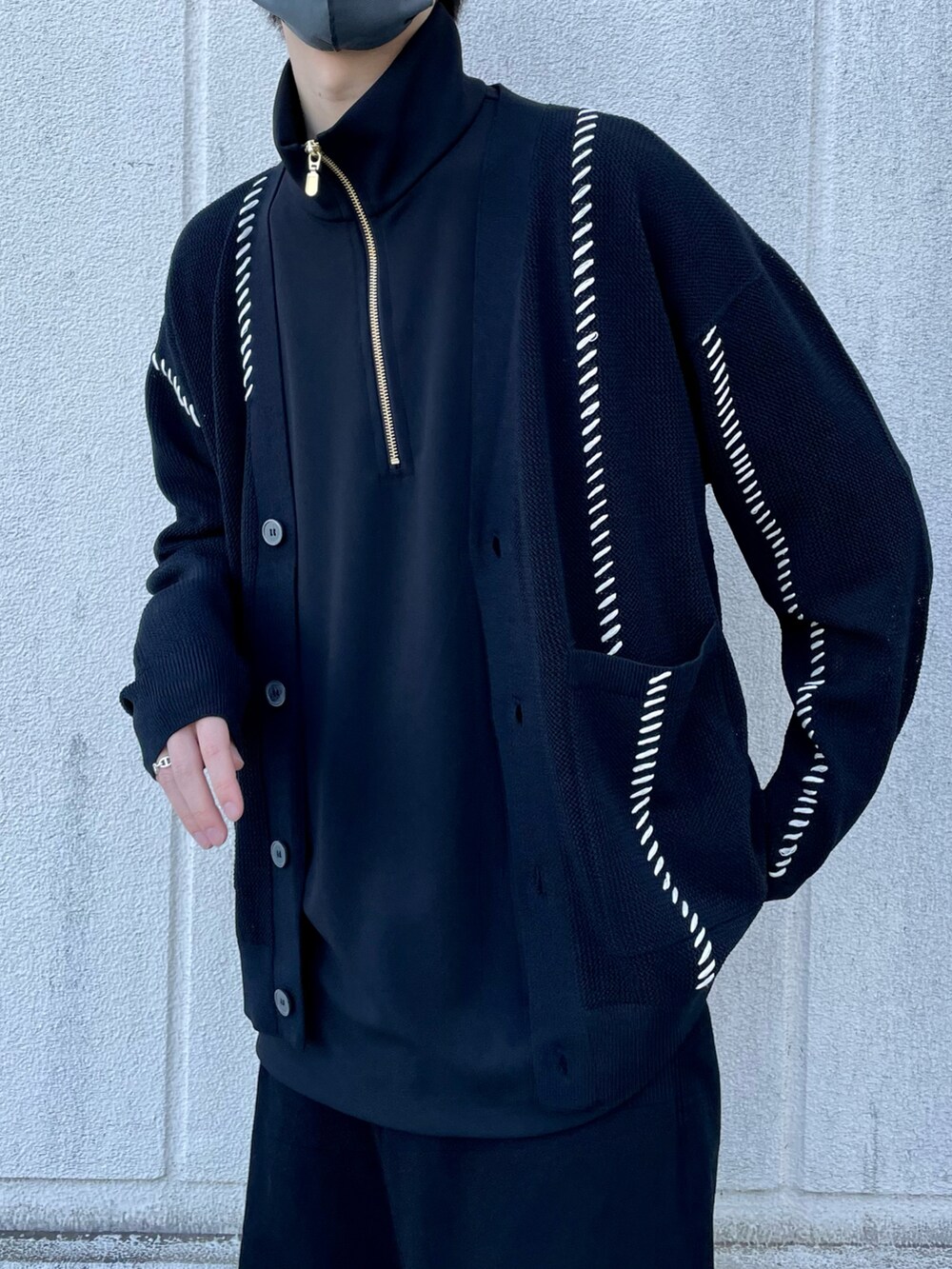 ブラック系のカーディガン/ボレロ、ブラック系のTシャツ/カットソー、ブラック系のその他を着用したメンズの春コーディネートの3枚目の写真