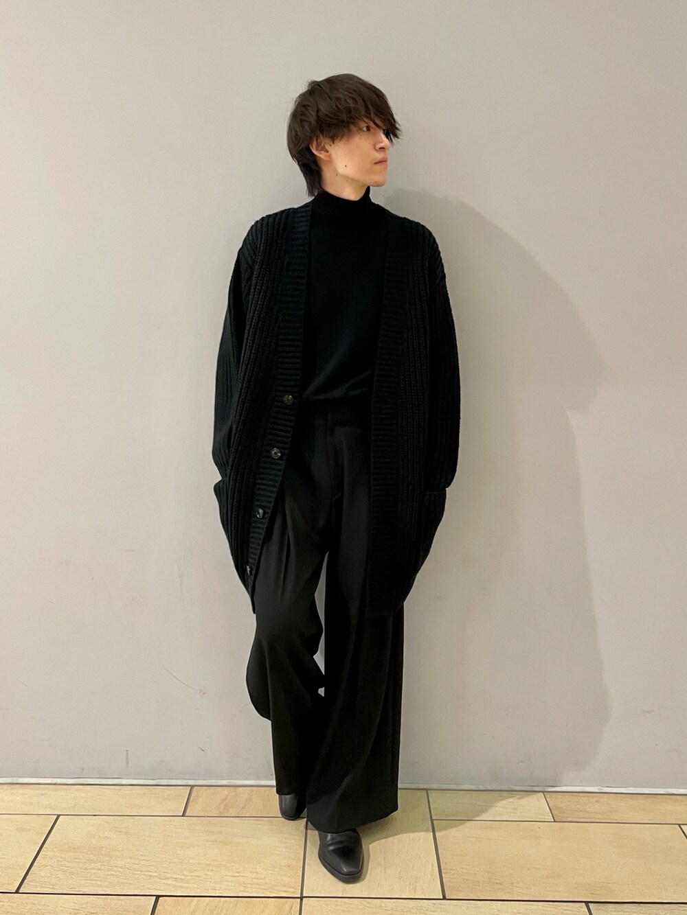 ブラック系のカーディガン/ボレロ、ブラック系のその他パンツ、ブラック系のその他を着用したメンズの秋コーディネートの2枚目の写真
