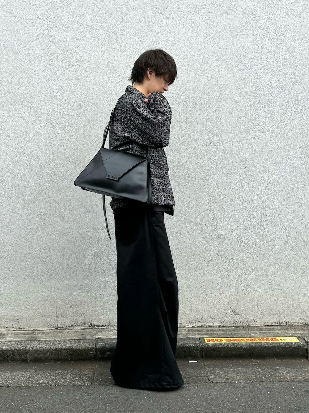 ブラック系のシャツ/ブラウス、ブラック系のパンツ、ブラック系のバッグを着用したメンズの秋コーディネートの3枚目の写真