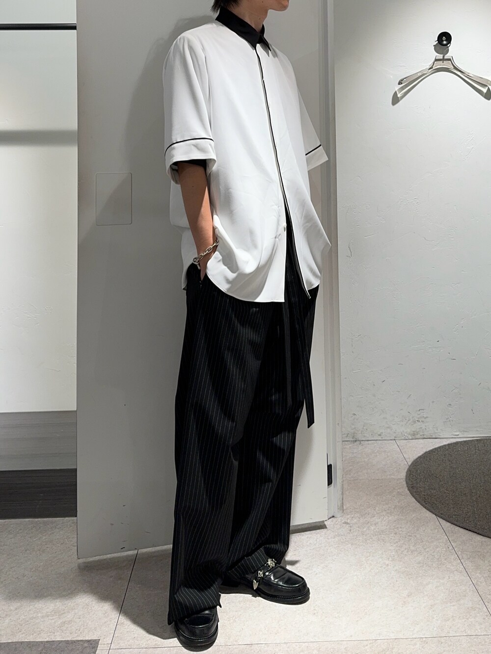 ホワイト系のシャツ/ブラウス、ブラック系のパンツ、ブラック系のその他を着用したメンズの夏コーディネートの2枚目の写真