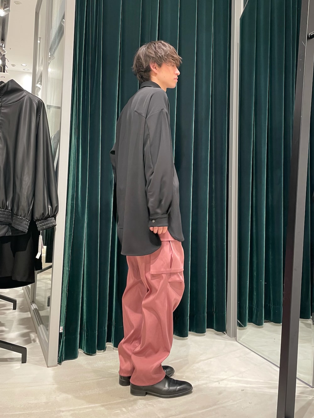 ブラック系のブルゾン、ブラック系のシャツ/ブラウス、ピンク系のパンツを着用したメンズの冬コーディネートの2枚目の写真