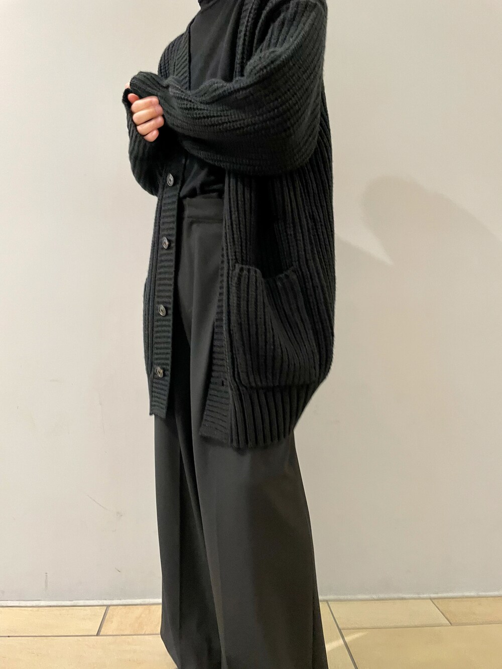 ブラック系のカーディガン/ボレロ、ブラック系のその他パンツ、ブラック系のその他を着用したメンズの秋コーディネートの5枚目の写真