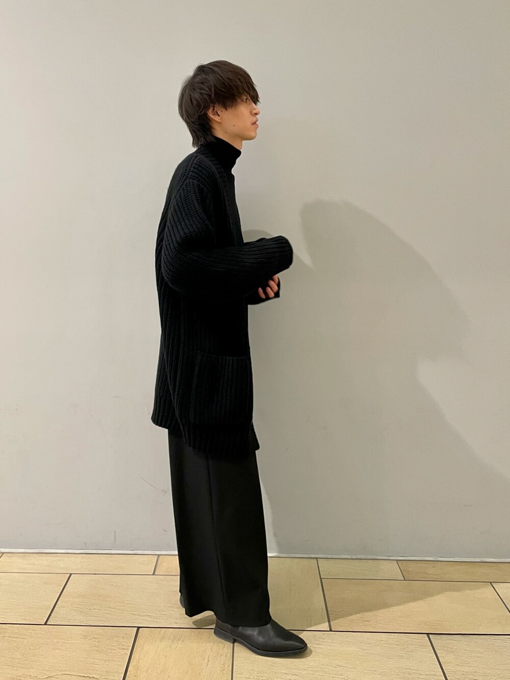 ブラック系のカーディガン/ボレロ、ブラック系のその他パンツ、ブラック系のその他を着用したメンズの秋コーディネートの3枚目の写真