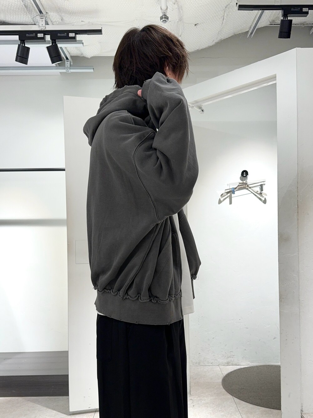 ホワイト系のTシャツ/カットソー、グレー系のパーカー、ブラック系のその他パンツを着用したメンズの夏コーディネートの3枚目の写真