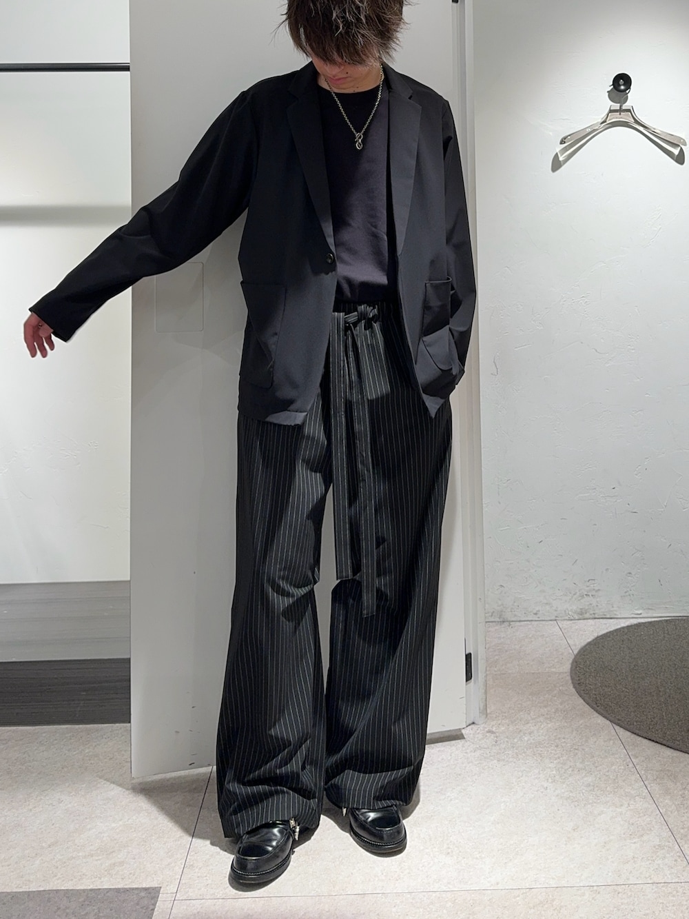 ブラック系のテーラードジャケット、ブラック系のその他パンツ、ブラック系のシューズを着用したメンズの夏コーディネートの3枚目の写真