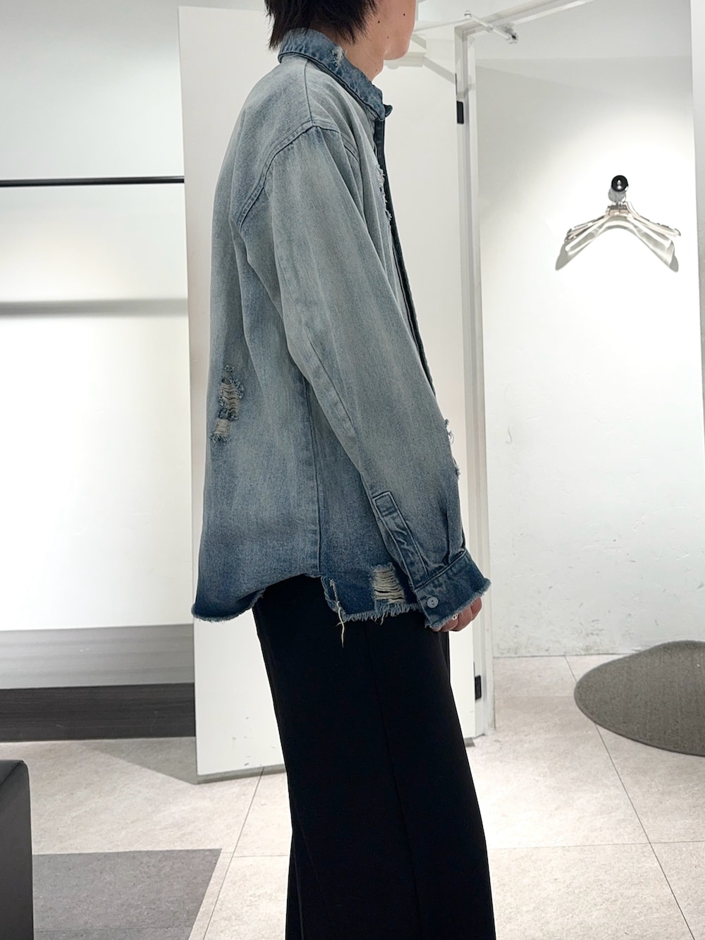 ブルー系のシャツ/ブラウス、ブラック系のパンツ、ブラック系のその他を着用したメンズの夏コーディネートの3枚目の写真