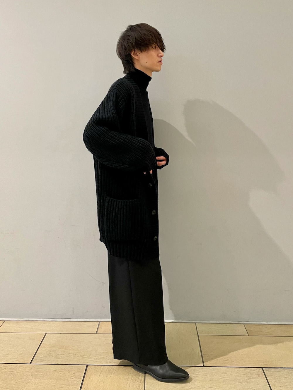 ブラック系のカーディガン/ボレロ、ブラック系のその他パンツ、ブラック系のその他を着用したメンズの秋コーディネートの4枚目の写真