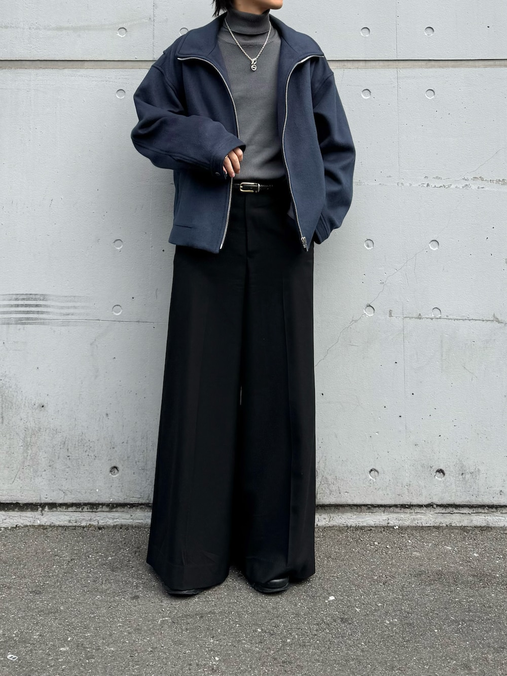 ブルー系のブルゾン、グレー系のトップス、ブラック系のパンツを着用したメンズの秋コーディネートの3枚目の写真