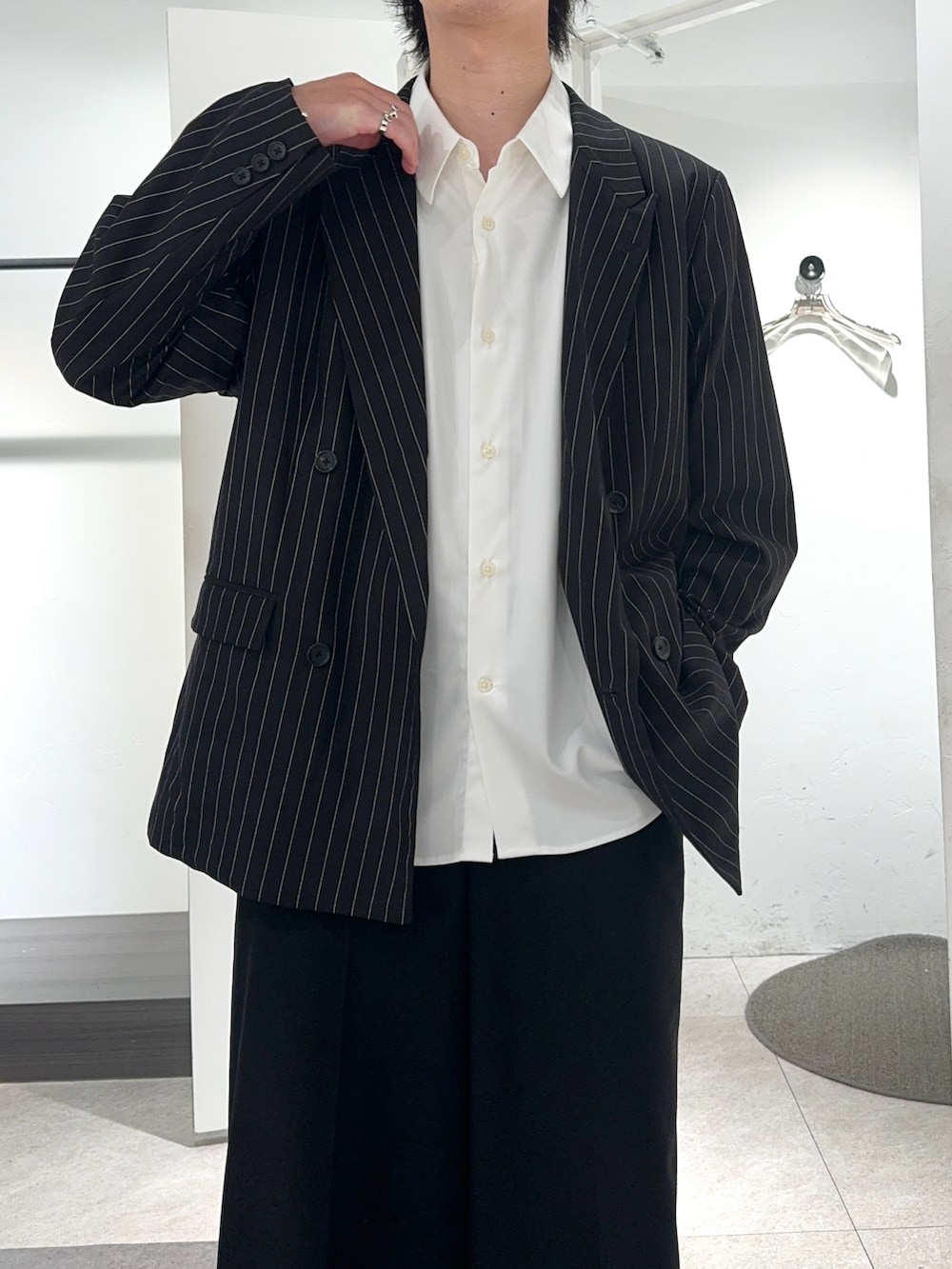 ホワイト系のシャツ/ブラウス、ブラック系のテーラードジャケット、ブラック系のその他を着用したメンズの夏コーディネートの4枚目の写真