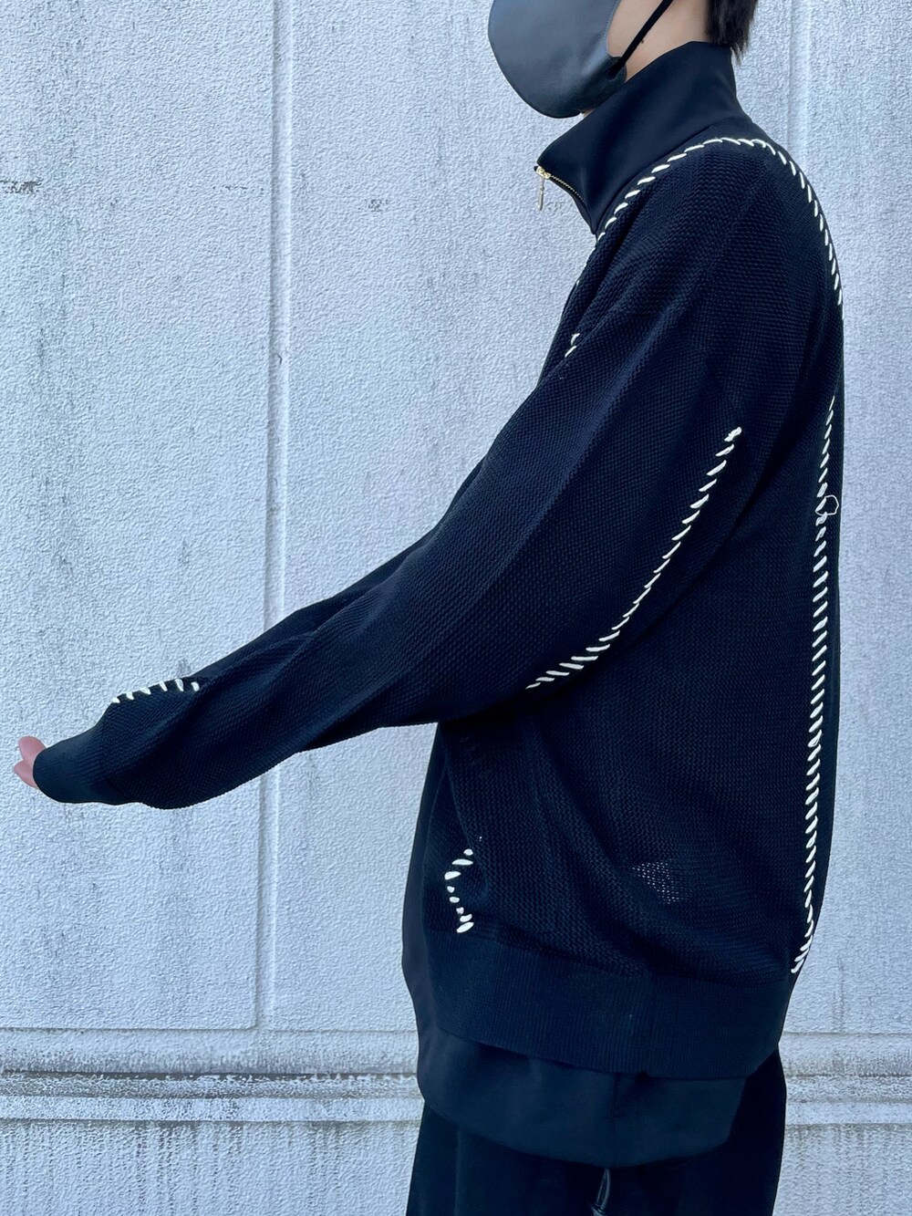 ブラック系のカーディガン/ボレロ、ブラック系のTシャツ/カットソー、ブラック系のその他を着用したメンズの春コーディネートの2枚目の写真