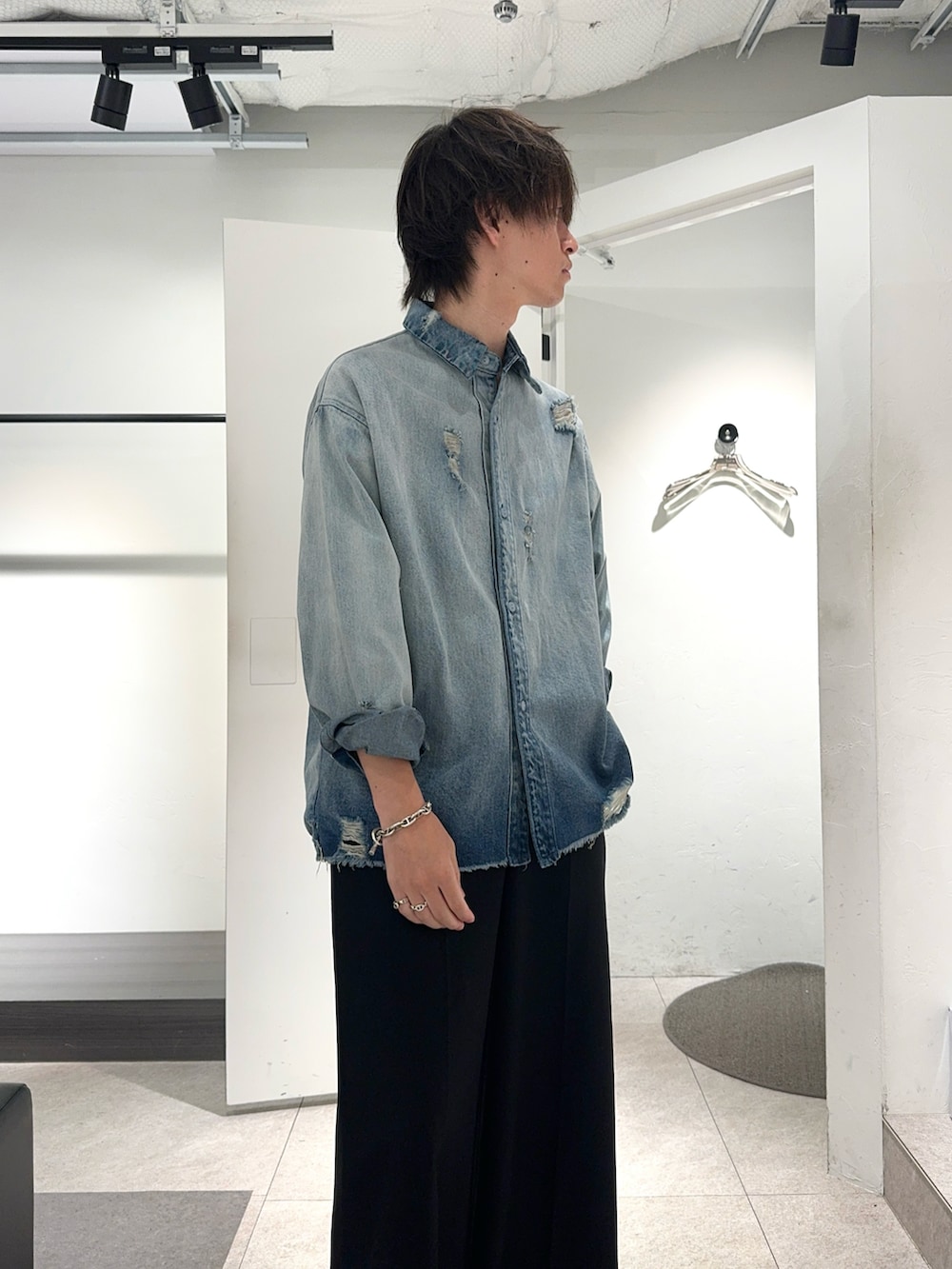 ブルー系のシャツ/ブラウス、ブラック系のパンツ、ブラック系のその他を着用したメンズの夏コーディネートの5枚目の写真