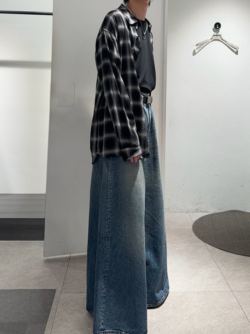 ブラック系のシャツ/ブラウス、ブルー系のパンツ、ブラック系のその他を着用したメンズの夏コーディネートの2枚目の写真