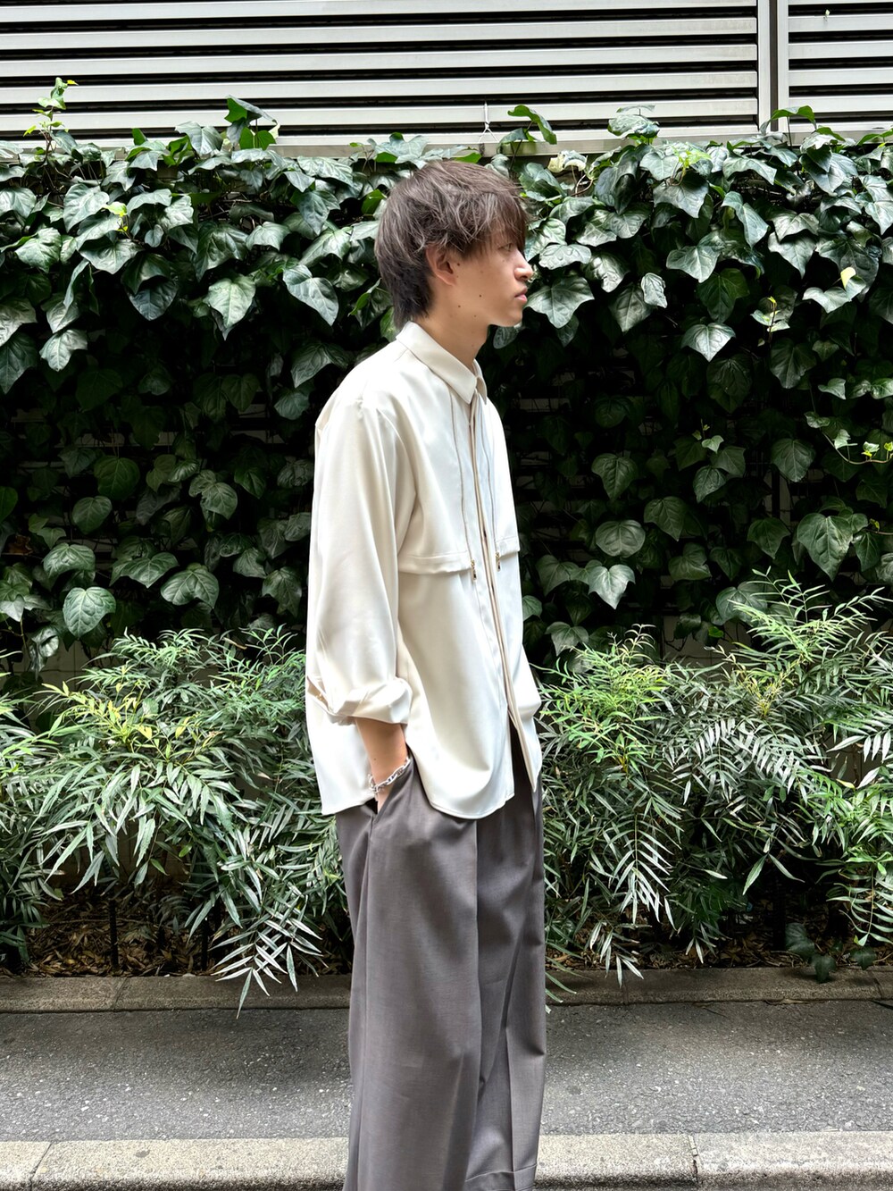 ホワイト系のシャツ/ブラウス、グレー系のその他パンツ、ブラック系のその他を着用したメンズの秋コーディネートの5枚目の写真