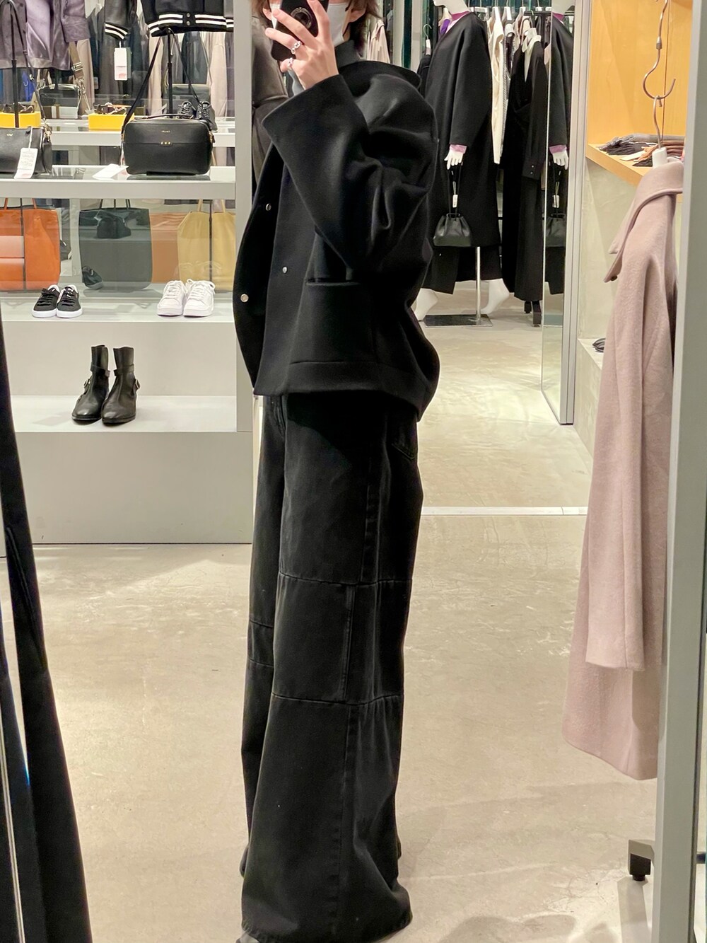 グレー系のニット/セーター、ブラック系のパンツ、ブラック系のブルゾンを着用したメンズの冬コーディネートの2枚目の写真