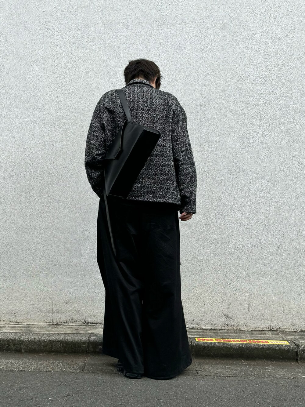 ブラック系のシャツ/ブラウス、ブラック系のパンツ、ブラック系のバッグを着用したメンズの秋コーディネートの2枚目の写真