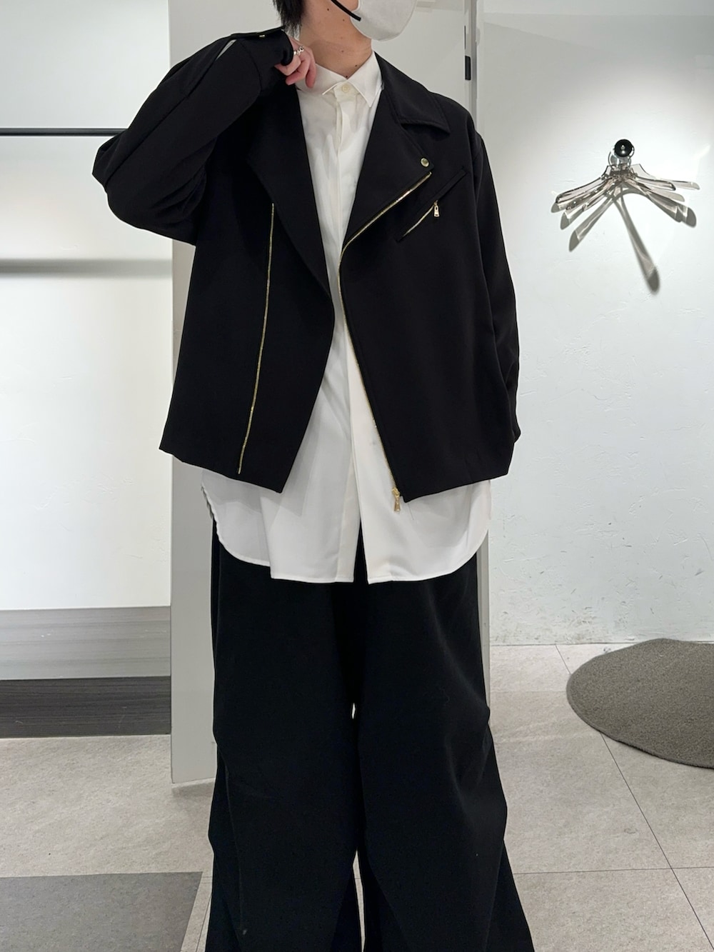 ブラック系のシャツ/ブラウス、ホワイト系のシャツ/ブラウス、ブラック系のパンツを着用したメンズの秋コーディネートの3枚目の写真