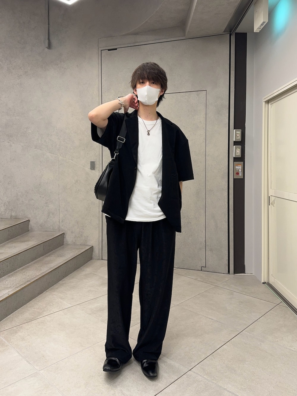 「シンプルコーデ、キレイめ、Lui's、ルイス(Lui's)、いいね、save、フォローお願いします🤑、メンズジャケット、ジャケットスタイル、ジャケットコーデ、セットアップ、セットアップコーデ、黒ジャケット、ショルダーバッグ、夏コーデ、オールブラック」｜「Lui'sのコードピケ ハーフスリーブジャケット（テーラードジャケット、ブラック系）」を使った、阿部まさひでさん（メンズ・176cm）の夏コーディネートの2枚目の写真