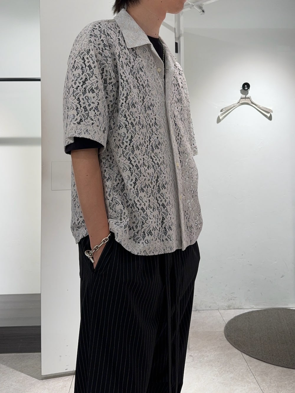 グレー系のシャツ/ブラウス、ブラック系のその他パンツ、ブラック系のその他を着用したメンズの夏コーディネートの2枚目の写真