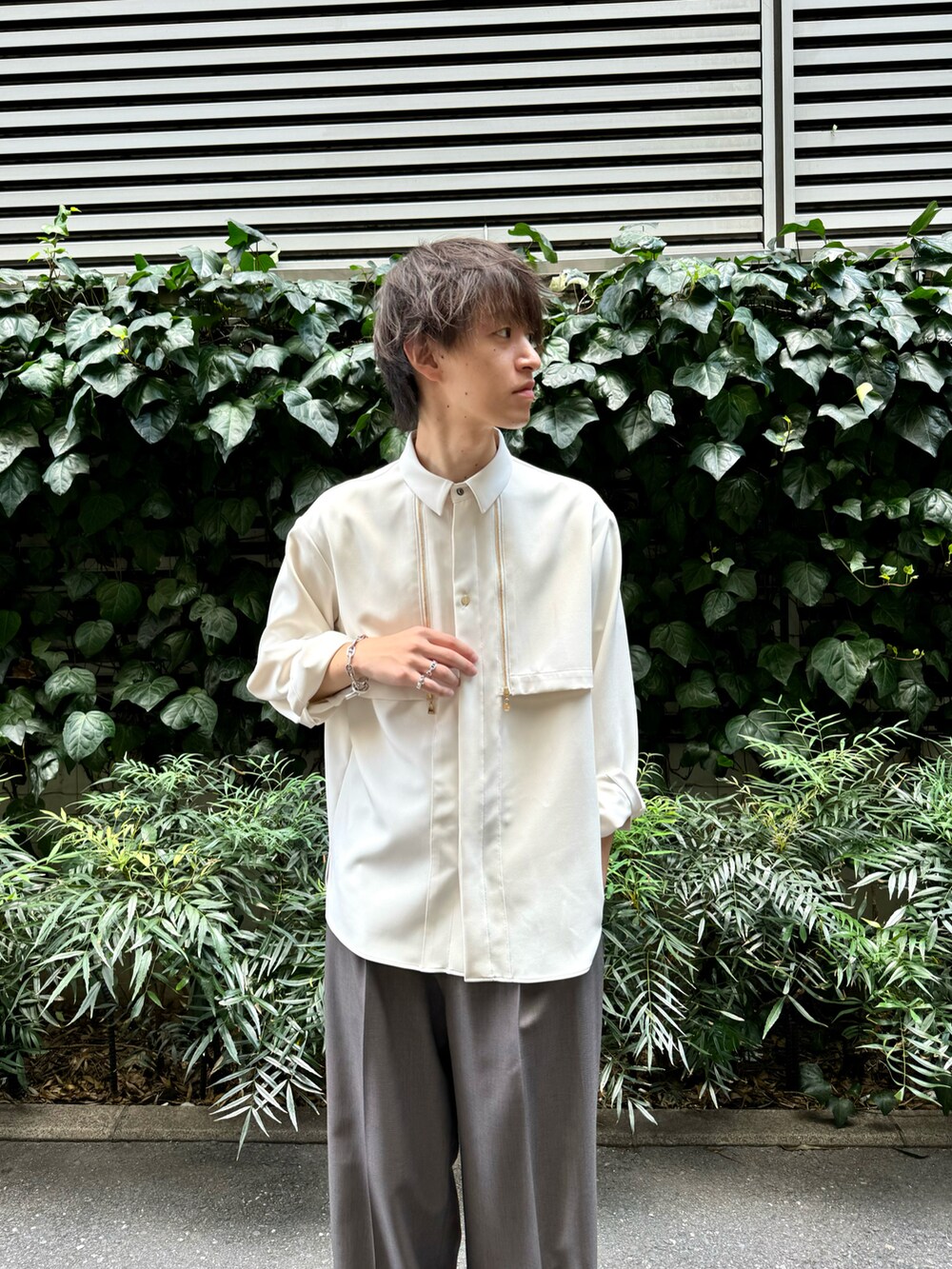 ホワイト系のシャツ/ブラウス、グレー系のその他パンツ、ブラック系のその他を着用したメンズの秋コーディネートの2枚目の写真