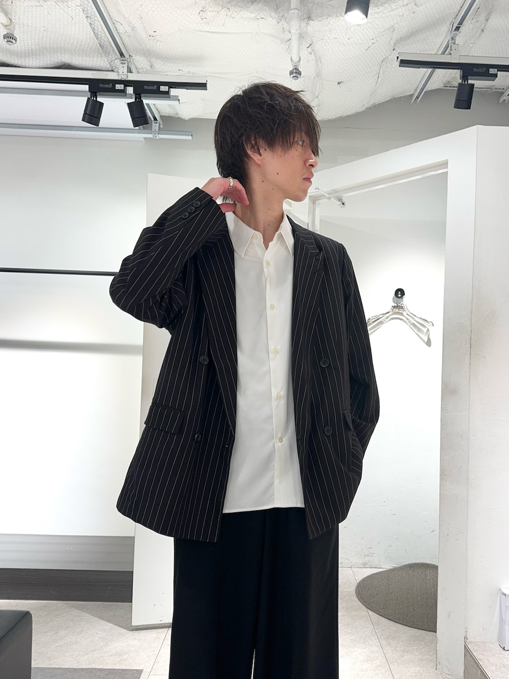 ホワイト系のシャツ/ブラウス、ブラック系のテーラードジャケット、ブラック系のその他を着用したメンズの夏コーディネートの2枚目の写真