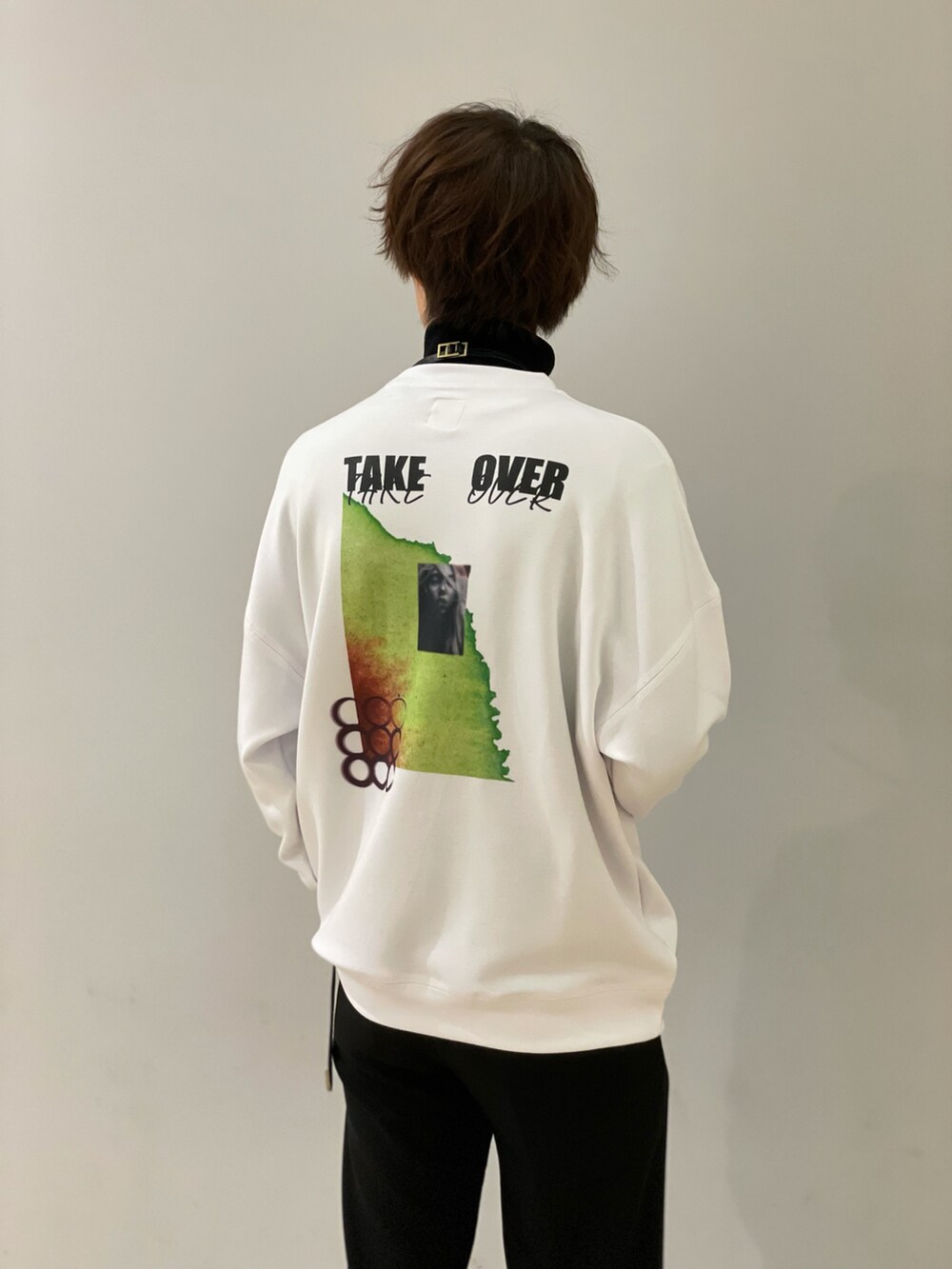 ホワイト系のスウェット、ブラック系のパンツ、ブラック系のその他シューズを着用したメンズの冬コーディネートの2枚目の写真