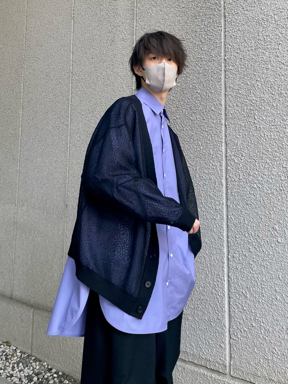 パープル系のシャツ/ブラウス、ブラック系のカーディガン/ボレロ、ブラック系のパンツを着用したメンズの春コーディネートの2枚目の写真