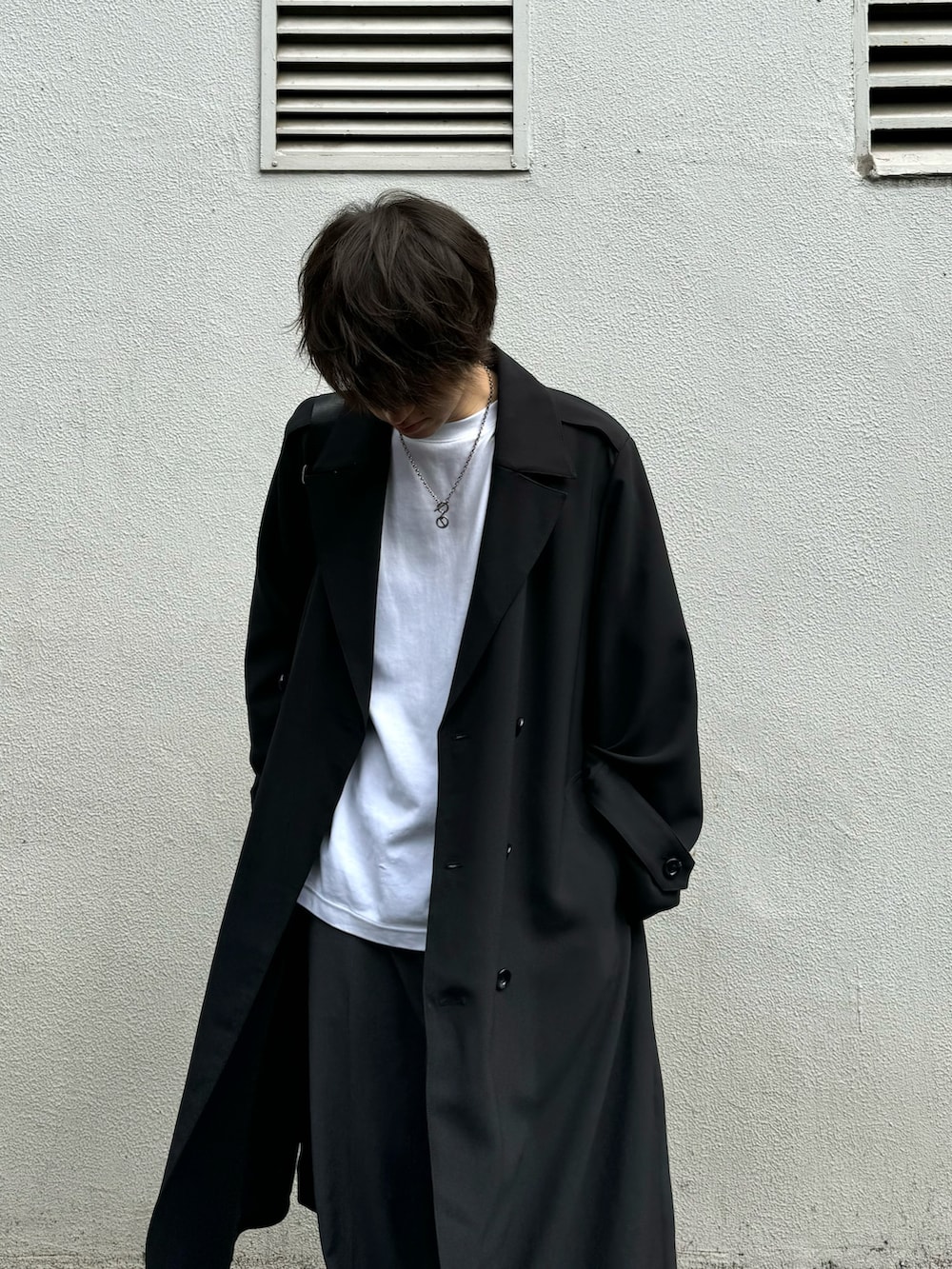 ブラック系のその他アウター、ブラック系のショルダーバッグ、グレー系のその他パンツを着用したメンズの秋コーディネートの2枚目の写真