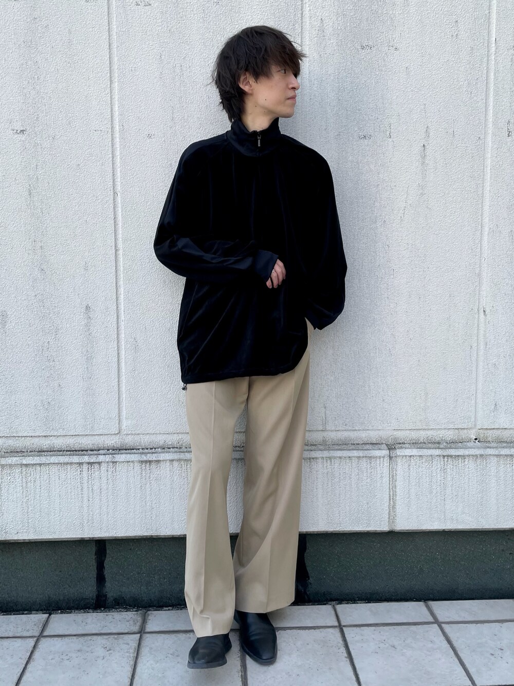 ブラック系のジャージ、ベージュ系のチェスターコート、ブラック系のその他を着用したメンズの冬コーディネートの2枚目の写真