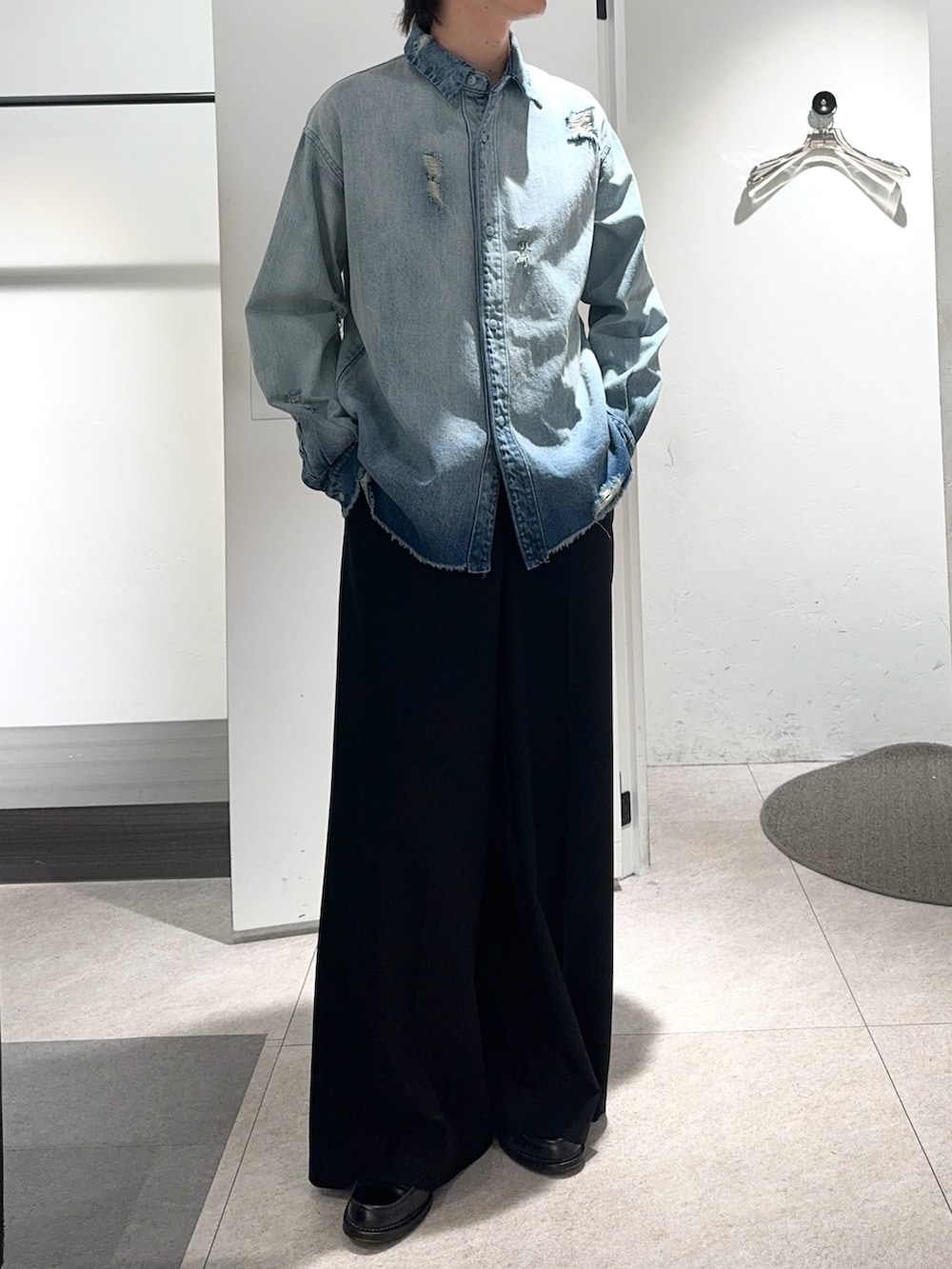 ブルー系のシャツ/ブラウス、ブラック系のパンツ、ブラック系のその他を着用したメンズの夏コーディネートの4枚目の写真