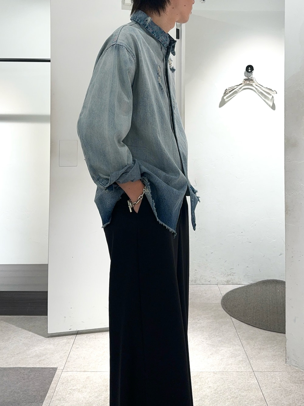 ブルー系のシャツ/ブラウス、ブラック系のパンツ、ブラック系のその他を着用したメンズの夏コーディネートの2枚目の写真