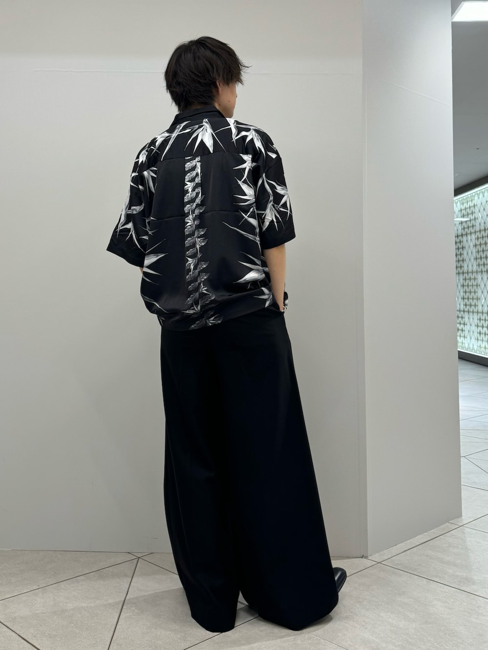 ブラック系のシャツ/ブラウス、ブラック系のパンツ、ブラック系のその他を着用したメンズの夏コーディネートの3枚目の写真