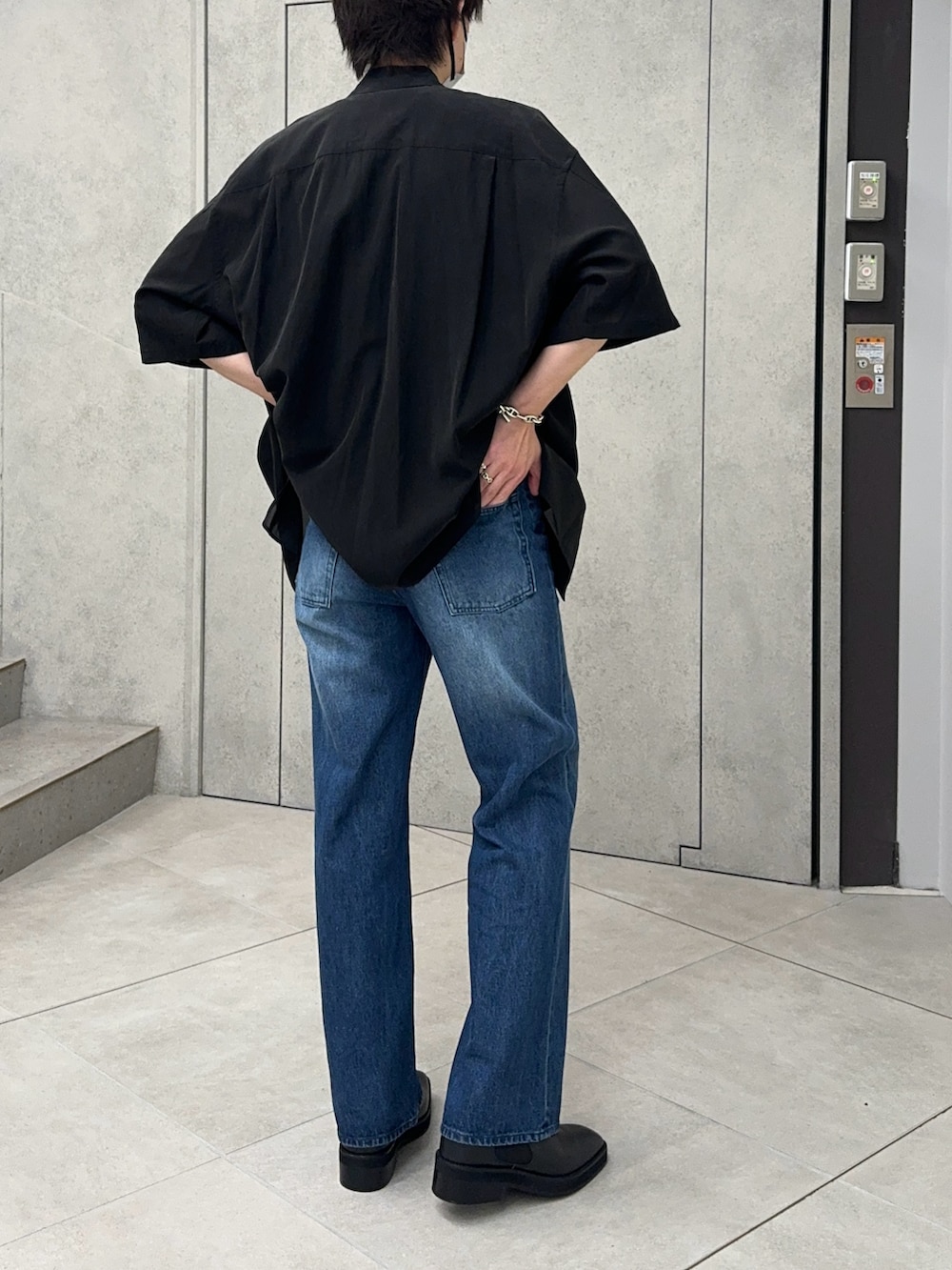 ブラック系のシャツ/ブラウス、ブルー系のデニムパンツ、ブラック系のドレスシューズを着用したメンズの夏コーディネートの3枚目の写真