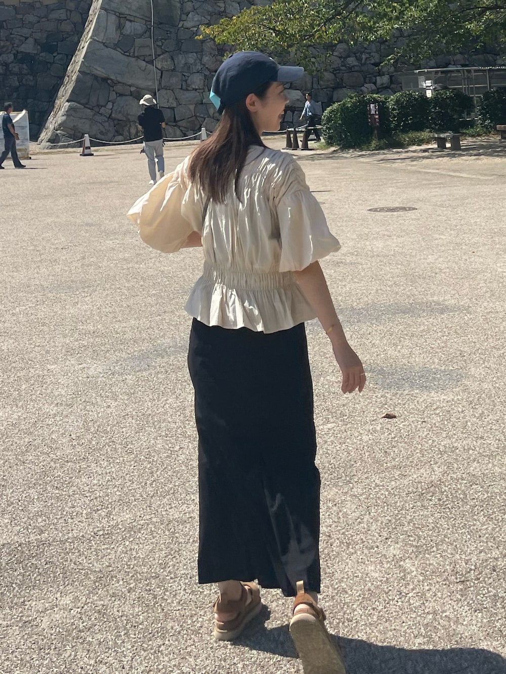「帽子、キャップ、キャップ女子、LEE、ブラウス、ブラウスコーデ、白ブラウス、白トップス、フリル、フリルブラウス、フリルトップス、シアートップス、ロングスカート、マーメイドスカート、黒スカート」｜「Leeの【Lee/リー】 LOW CAP COTTON TWILL ロウ キャップ コットン ツイル（キャップ、ブルー系）」を使った、𝑵𝒂𝒏𝒂さん（レディース・158cm）の秋コーディネートの3枚目の写真